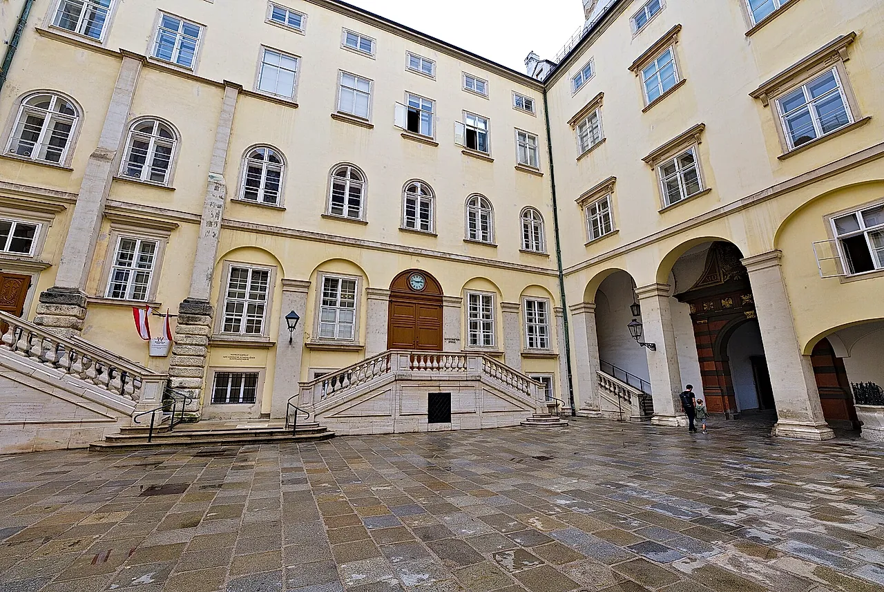 De Schweizerhof van de Hofburg, de binnenplaats die naar de Keizerlijke Schatkamer leidt